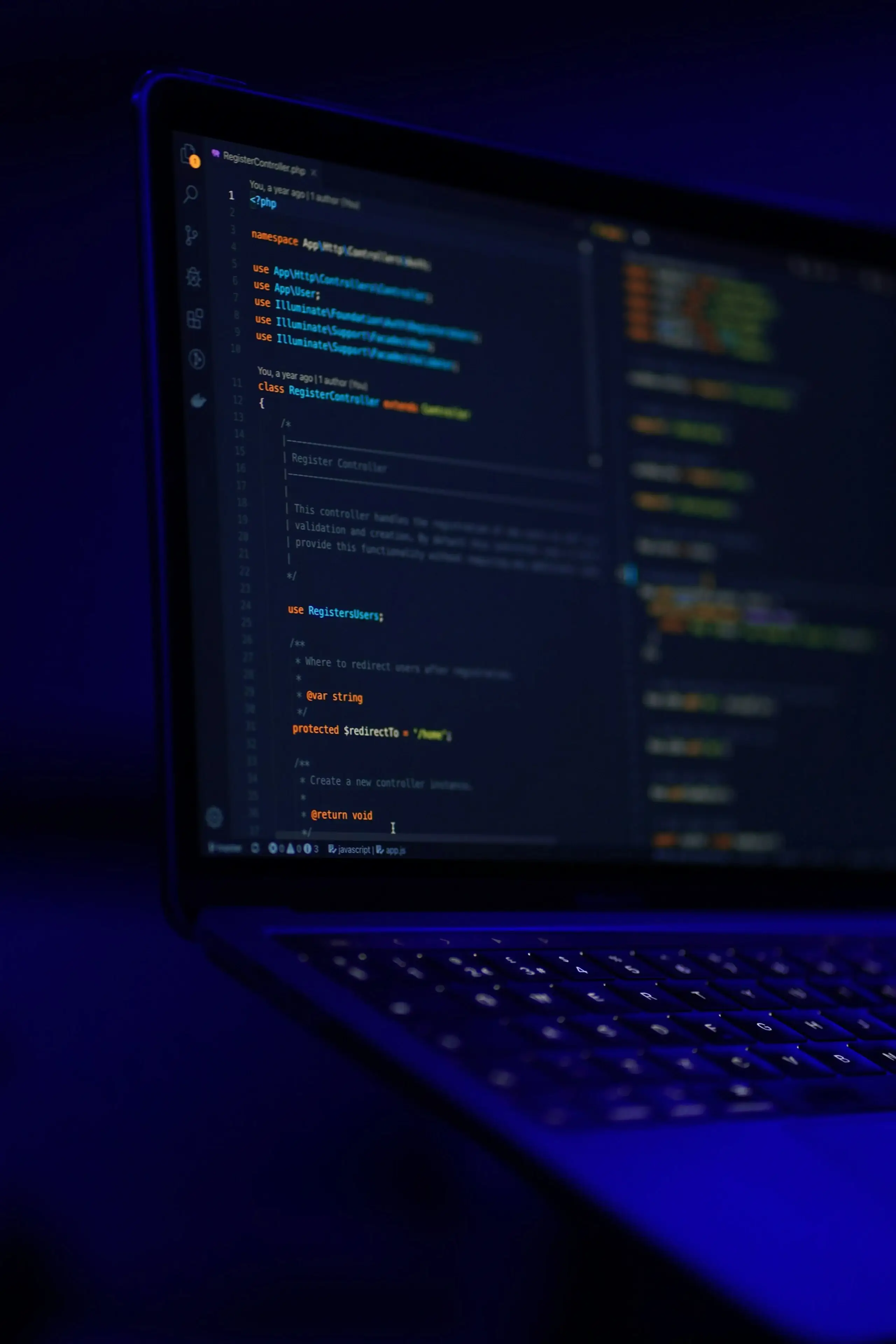 Estudiante de la Licenciatura en Desarrollo de Software programando